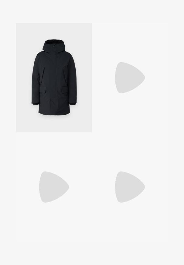 Parka nera con cappuccio, con chiusura frontale a zip, due tasche laterali e un tessuto liscio e resistente all'acqua. Design classico, a taglio dritto.; Maglietta nera a maniche corte realizzata in un morbido misto cotone, con scollatura a girocollo e un design minimalista senza motivi o dettagli.; Pantaloni neri realizzati in tessuto morbido, con chiusura frontale a bottone, pieghe e gambe dritte. Nessun motivo o accento visibile.; Sneaker in pelle nera a basso profilo con lacci neri e suola avorio, mostrato di profilo su sfondo bianco.