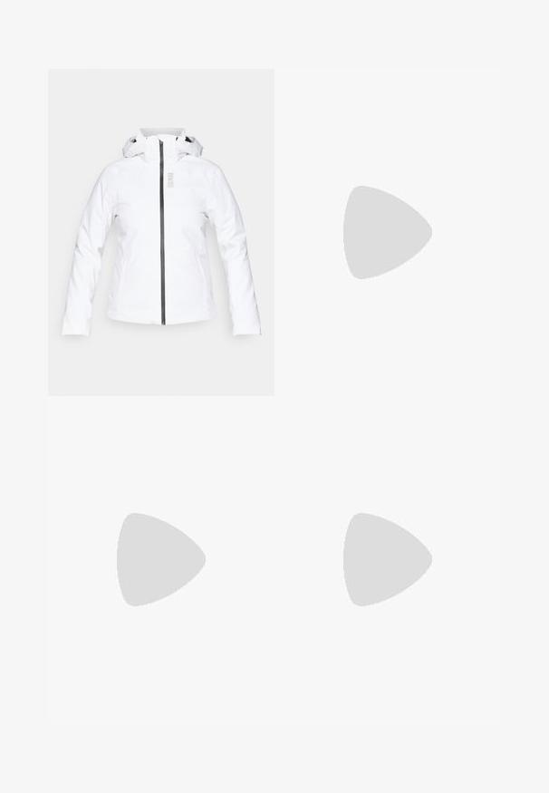 Bílá nepromokavá bunda se zapínáním na zip, nastavitelnou kapucí a dlouhými rukávy; má černý zip a značkové logo ve stříbrné barvě.; Bílý dlouhý rukáv tričko vyrobené z bavlny, s kulatým výstřihem a malým černým logem Nike na hrudi. Jednoduchý design, volný střih.; Světle modré tepláky s elastickým pasem a šňůrkou na stažení. Obsahují malé logo Nike na boku a na manžetách jsou stažené.; Bílé sportovní boty s síťovinou a syntetickými překryvy, se stříbrným swoosh symbolem Nike, doplněné o bílé žebrované ponožky na modrém povrchu.