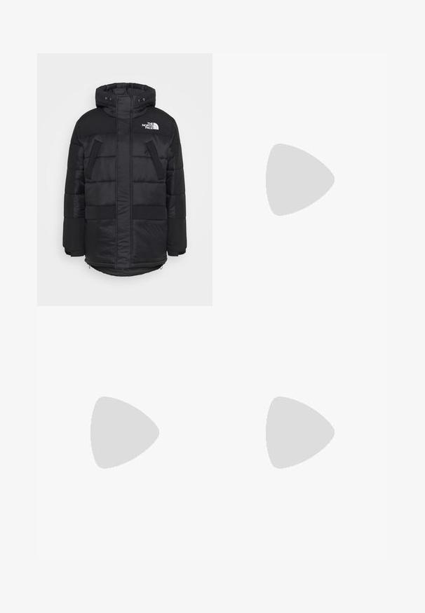 Černá péřová bunda s vysokým límcem, nastavitelnou kapucí se stahovací šňůrkou a předními zipovými kapsami. Vyrobena z prošívaného, izolačního materiálu.; Černé bavlněné tričko s krátkými rukávy, kulatým výstřihem a malým bílým logem na levém hrudníku. Jednoduchý design, hladká textura a uvolněný střih.; Černé sportovní kalhoty vyrobené z lehké tkaniny, s páskem na šňůrku, bočními kapsami a zúženými manžetami na kotnících.; Černé venkovní tenisky s horní částí ze semiše, texturovanou gumovou podrážkou a pevným šněrováním. Obsahují zesílenou patu a logo značky na boku.