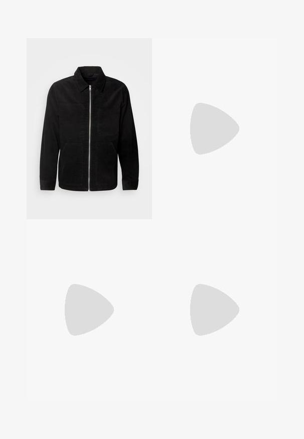 Lindbergh ZIP THROUGH OVERSHIRT - Let jakke / Sommerjakker - black; Sort turtleneck sweater lavet af blødt materiale, med lange ærmer og en tætsiddende pasform. Ribbet trim ved kanten og manchetter. Simpelt design.; Lysgrå bukser med en glat tekstur, flad front og lige ben. Fremstillet af åndbart stof, med indvendige lommer og bæltestropper.; Sorte læder snørestøvle med rund tå, glat tekstur, minimal syning og lav gummihæl. Logo på hælen.