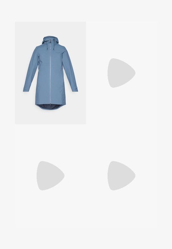 Lys blå vanntett jakke med glidelås foran, justerbar hette, lange ermer og buet nederkant. Laget av glatt, lett stoff.; Svart langermet T-skjorte laget av bomull med rund hals. Har en liten hvit logo på venstre brystområde. Enkelt design og passform.; Svarte nylon cargo-bukser med glidelås og justerbare mansjetter, flere lommer og en logo på høyre bein. Glatt, lett tekstur.; Beige og krem joggesko med teksturert mesh-overdel, støttende overlegg og gummisåle med et mønster for godt grep.
