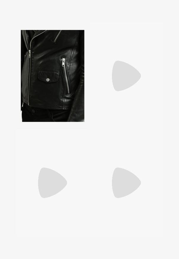 Serge Pariente ROCKY - Giacca di pelle - black; T-shirt bianco in cotone con vestibilità comoda, caratterizzato da un bold testo grafico nero che copre la parte anteriore. Maniche corte e scollatura a girocollo.; Chinos neri in cotone con vestibilità affusolata, dotati di cinque tasche, passanti per cintura e una superficie liscia. Chiusura con zip e bottone.; Scarpe atletiche bianche con tomaia in maglia testurizzata, lacci piatti e una suola ammortizzata con camere d'aria visibili per un supporto aggiuntivo.