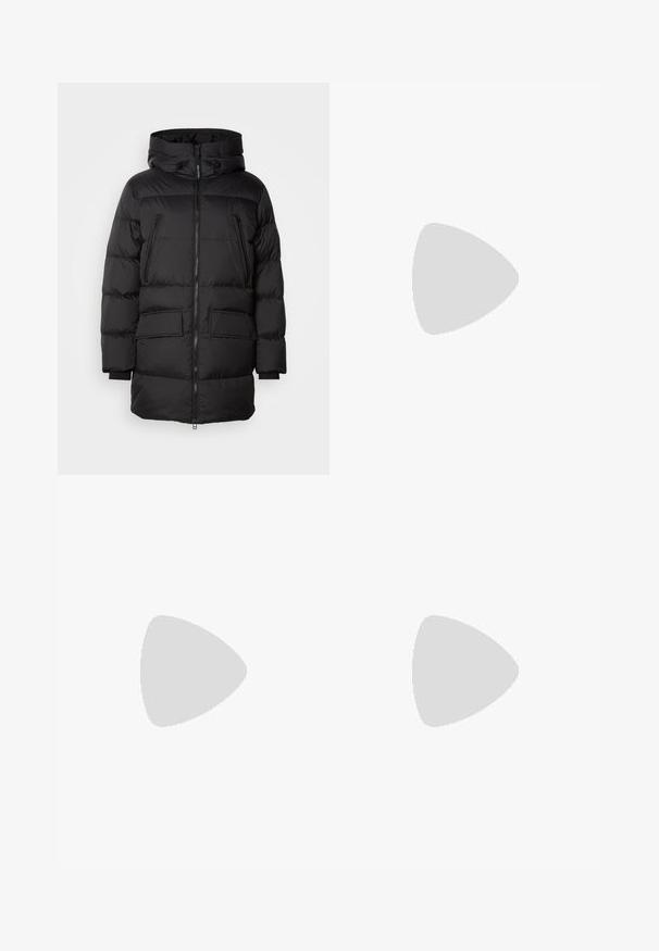 Čierna prešívaná bunda s predným zipsom, veľkými dvojitými prednými vreckami a kapucňou. Má rebrované manžety a prešívanú štruktúru.; Čierne bavlnené tričko Nike s klasickým okrúhlym výstrihom, krátkymi rukávmi a jemne embosovaným logom na hrudi. Hladká textúra.; Čierne tepláky vyrobené z mäkkej tkaniny s elastickým pásom, sťahovacou šnúrkou a malým logom Nike na ľavom stehne.; Čierne športové topánky s textúrovanou tkaninou a gumovou podrážkou, so elastickými šnúrkami a modrým akcentom na päte. Nosia sa s svetlými riflami.