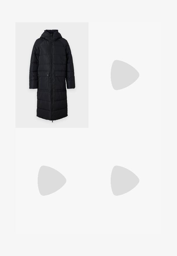 JDY JDYELFI LONG PADDED JACKET  - Vinterkåpe / -frakk - black; Svart t-skjorte med korte ermer og rund hals, laget av mykt bomullsstoff. Enkelt design, ingen synlige logoer eller mønstre.; Svart vide bukser laget av denim, med en strukturert midjebånd, beltestropper og frontlommer. Glatt tekstur med et klassisk design.; Svart lær pumps med spiss tå, ankelrem og kraftig hæl. Flat tekstur, strømlinjeformet design og minimalisme.