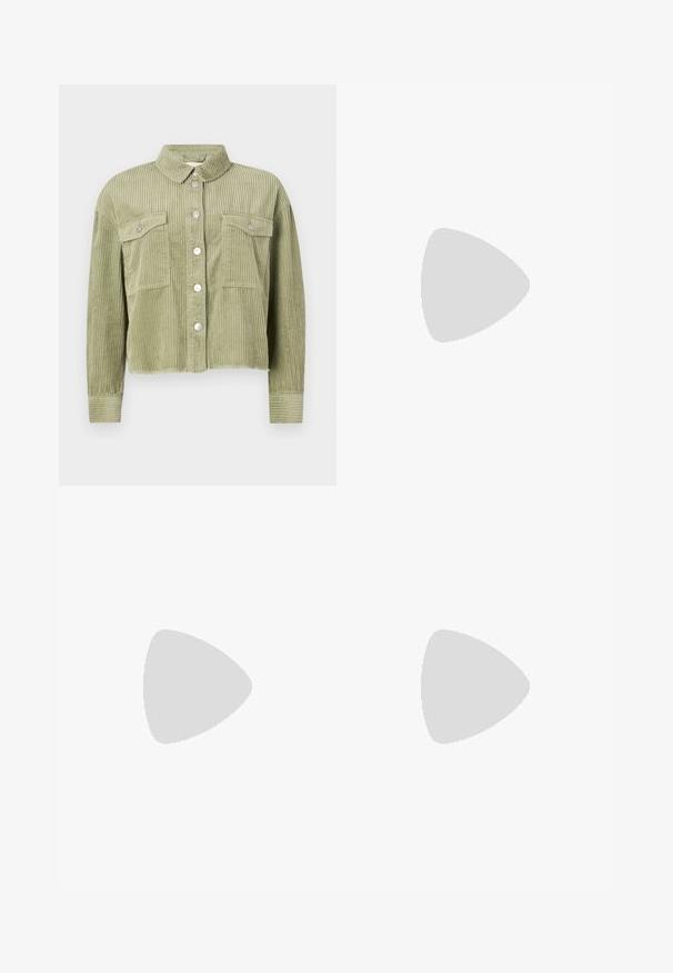 Camisa-jáqueta de corduroy verde com um design texturizado e em nervuras, dois bolsos no peito e fecho frontal com botões prateados. Corte cropped, com bainha desfiada.; Camiseta cropped branca em algodão. Mangas curtas, decote redondo, textura suave, design casual sem padrões ou embellishments.; Jeans de cintura alta e perna larga em azul claro, com fecho frontal de botão e zíper, bolsos frontais e traseiros, sobre um fundo branco.; Bota preta de couro alta com sola de plataforma robusta e salto bloco, apresentando puxador e padrão texturizado na sola.