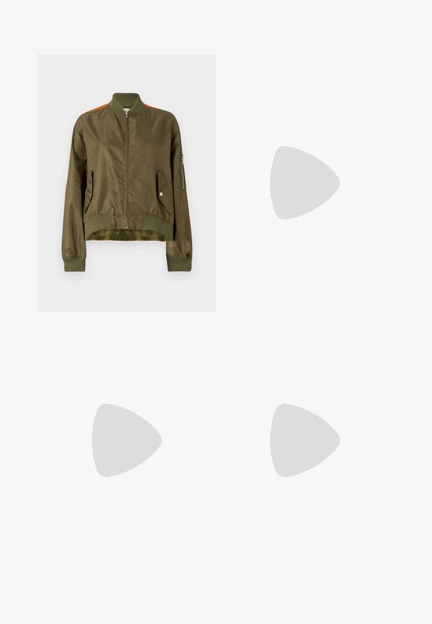 MM6 Maison Margiela Giubbotto Bomber - military/orange; T-shirt bianca a maniche corte realizzata in tessuto a costine. Collo rotondo, vestibilità regolare e dettagli di cucitura sottili. Senza motivi o grafiche.; Gonna midi bianca in maglia con un motivo testurizzato a righe verticali e dettagli a taglio vicino all'orlo. Vita elasticizzata. Materiale morbido.; Pantofole da balletto nere in pelle con punta arrotondata, texture liscia, dettagli di cucitura minimi e design con suola flessibile.; Borsa a tracolla in pelle marrone con chiusura a pattina, hardware color oro, tracolla e una finitura liscia. Forma rettangolare compatta.
