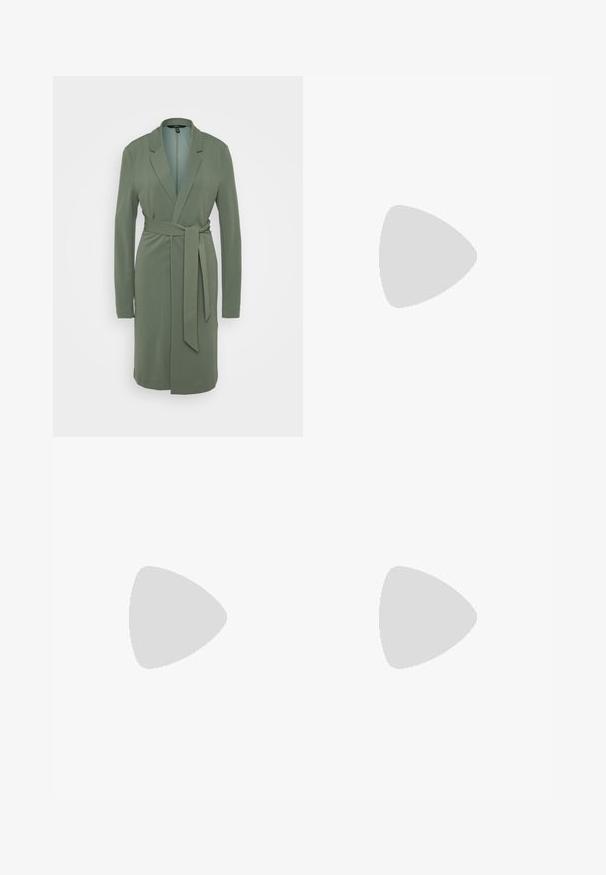 Rochie verde înfășurată, confecționată dintr-un material moale, cu mâneci lungi, guler tip notch și un cordon la talie pentru ajustare. Textură netedă, până la genunchi.; Tricou negru cu gât rotund, din bumbac, cu mâneci scurte și o croială lejeră. Textură netedă, fără modele sau accente vizibile.; Pantaloni din corduroy cu croi larg, într-o nuanță de verde măsliniu atenuat. Prezintă linii texturate, talie elastică și o croială confortabilă. Fără buzunare vizibile.; Sandale cu platformă din suede negru, cu talpă albă voluminoasă, curea frontală lată și baretă reglabilă pentru glezna. Talpă texturată pentru aderență.