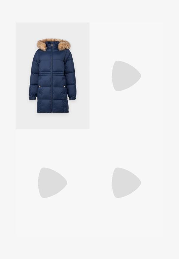 Tamsiai mėlynas pūkuotas švarkas su dirbtinio kailio pamušalu, užtrauktuku, elastinėmis rankovėmis ir dviem priekinėmis kišenėmis su auksiniais akcentais.; Balta trumpa medvilninė marškinėlių palaidinė. Trumpi rankovės, apvali iškirptė, lygus paviršius, kasdienis dizainas be raštų ar puošmenų.; Šviesiai mėlynos plačios kojų džinsai su išblukusia danga, turintys klasikinį penkių kišenių dizainą ir metalinius mygtukus juosmens srityje.; Balti platforminiai sportbačiai, pagaminti iš lygios sintetinio audinio, su apvaliu pirštu, raištelių užsegimu ir tekstūruota guma padanga. Juodas kulno akcentas.