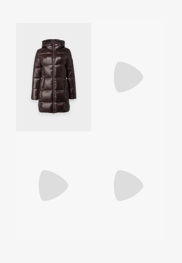 Smeđi puffer kaput sa sjajnim, quilted dizajnom, punim zatvaračem i kapuljačom. Ima dvije prednje džepove i elastične manžetne.; Crna pamučna majica s okruglim izrezom, kratkim rukavima i izvezenim logotipom na prsima. Jednostavan, opušten kroj bez uzorka.; Samsøe Samsøe SHELLY - Traperice opuštenog kroja - clear cream; Crne kožne sandale s petom, s izduženim vrhom, imaju usku petu i zlatni akcent na podesivoj traci. Glatka tekstura.