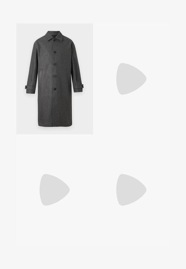 Grå ullblandingsfrakk med rett snitt, knappefront, to sidelommer og justerbare ermer. Har et klassisk kragedesign.; Langermet svart T-skjorte laget av bomull, med rund hals, løs passform og ribbestrikkede mansjetter. Glatt tekstur uten synlige mønstre.; Grå skreddersydde bukser laget av teksturert stoff, med rett benkonstruksjon, frontfold og standard midje med beltesløyfer.; Sorte skinnloafers med en glatt finish, og med en sydd design og en dekorativ metallkjedeakcent over foten. Flat hæl.