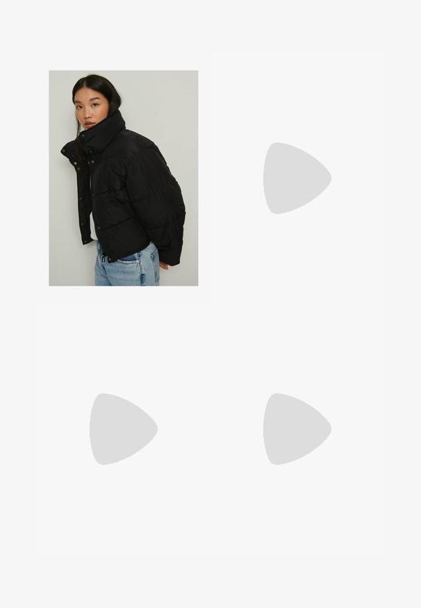 Melna pūkainā jaka ar augstu apkakli, rāvējslēdzēja aizdari un spiedpogu aizdari, ar quilted paneļiem un saīsinātu dizainu.; Melns kokvilnas T-krekls ar apaļu kakla izgriezumu, īsām piedurknēm un baltu "nike" logotipu, ko rotā ziedu akcenti centrā.; Baltas, brīvi pieguļoši sporta bikses, izgatavotas no mīkstas auduma, ar elastīgu jostu un aukliņu, kā arī taisna kāju dizainu.; Melna āda un sintētiska materiāla sporta apavi ar baltu Nike logo, gumijas zole, apaļa purngala forma un melni šņores. Redzamas ribotas baltas zeķes.