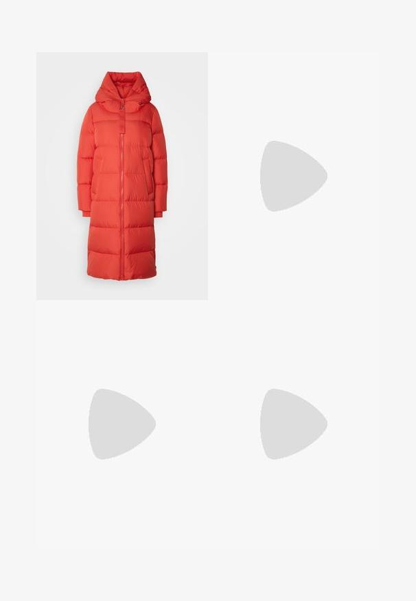 Marc O'Polo PUFFER COAT WITH HOOD SIDE SLITS WITH ZIPPER WELT POCKETS BACKPACK BELTS - Sulemantel - poppy red; Valge lühikeste varrukatega t-särk, mis on valmistatud pehmest puuvillast. Omab ümmargust kaelust ja mugavat lõiget. Puhtad jooned, ilma nähtavate mustrite või aktsentideta.; Valged kohandatud püksid sirge lõikega, varustatud nupuga kinnitusega, vöödega ja küljetaskutega; sile kangatekstuur.; Kahvatu roosa slingback lapikute jalatsite paar, millel on terav varvas, valmistatud siledast nahataolisest materjalist. Omab külgedel lõikekohti ja lapikut kontsa.