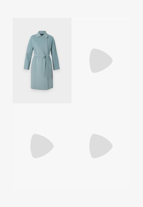 WEEKEND MaxMara AVENUE - Klasičan kaput - pastel green; Crna pletena majica sa okruglim izrezom i dugim rukavima. Ima glatku teksturu i rebraste manžete, nudeći klasičan kroj i dizajn.; Crne hlače od glatkog materijala s visokim strukom, širokim nogavicama, prednjim pregibima i klasičnim petljama za remen. Nema vidljivih bočnih džepova.; Crne kožne cipele s remenom oko pete, s izduženim vrhom, dekorativnim trakama s metalnim rupama i niskom blok petom. Teksturirana površina.
