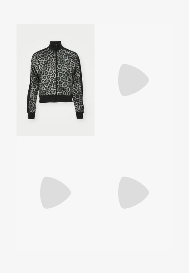 Giacca con zip in stampa leopardata con accenti neri, colletto alto e polsini a coste. Realizzata in tessuto morbido, presenta un design aderente e dettagli con logo.; T-shirt nera con vestibilità ampia, caratterizzata da una grafica testuale multicolore "PUMA" e logo sul petto. Realizzata in morbido cotone.; Pantaloni neri a coste con design a gamba svasata, vita elastica e un piccolo logo bianco sul lato sinistro. Tessuto morbido e testurizzato.; Scarpa sportiva nera con tomaia testurizzata, cinghie elastiche e una spessa suola intermedia bianca. Presenta un accento grigio lungo la suola.
