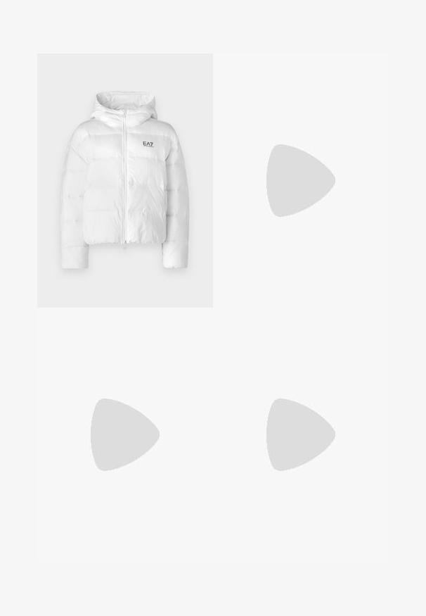 EA7 Emporio Armani GIUBBOTTO - Zimní bunda - white; Bílý sportovní tričko s krátkým rukávem vyrobené z hladkého materiálu, s černým logem Under Armour na levé straně hrudníku a kulatým výstřihem.; Černé sportovní šortky s přiléhavým střihem, vyrobené z hladkého materiálu. Obsahují široký elastický pás s nápisem a logem "UNDER ARMOUR".; Černé sportovní boty s texturovanou tkaninou, bílou podrážkou a černými tkaničkami. Nosené s bílými žebrovanými ponožkami, stojící na světlém povrchu.