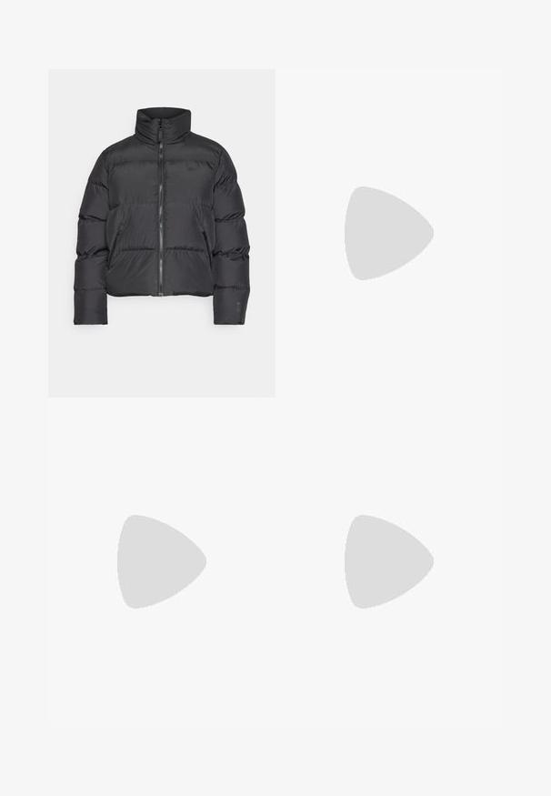 Giubbotto imbottito nero con colletto alto, chiusura con zip e tasche laterali. Presenta sezioni trapuntate e un design slim fit.; T-shirt bianca in cotone con maniche corte, scollatura rotonda e vestibilità rilassata. Struttura liscia, senza motivi né accenti, design minimalista.; Pantaloni sportivi neri con una cintura testurizzata, caratterizzati da pannelli laterali bianchi e dettagli arruffati, e un logo ricamato sul davanti.; Sneaker bianco in pelle con logo nero, dettagli in suede e suola in gomma. Presenta lacci bianchi piatti e un design con punta arrotondata.; Occhiali da sole neri oversize con una montatura spessa e dettagli dorati, indossati con un blazer nero e una camicia verde brillante, su uno sfondo orizzontale.