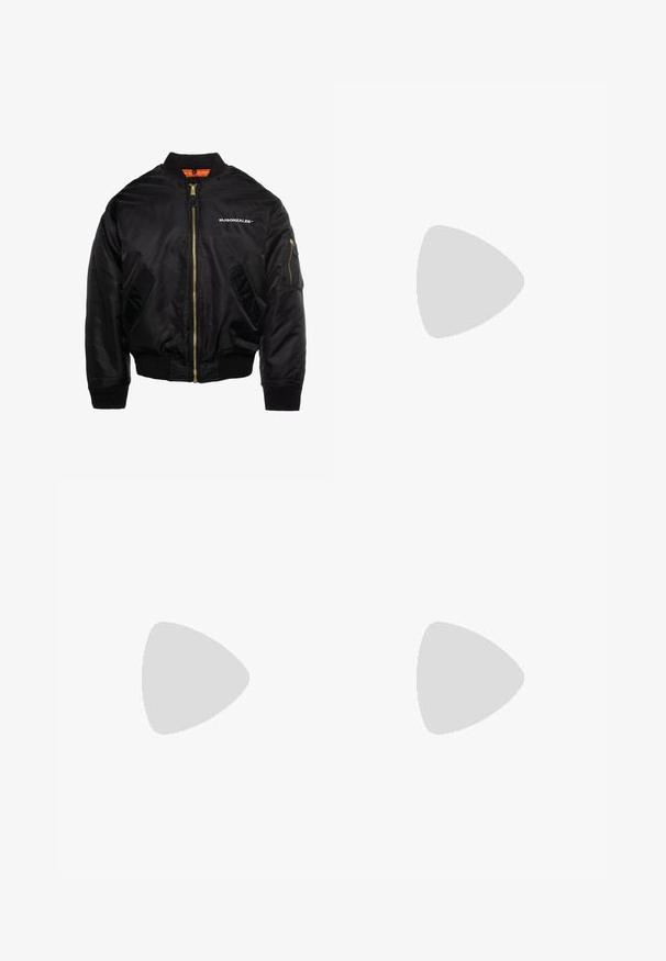 MJ Gonzales Bombejakke - black; Nike svart bomull T-skjorte med klassisk rund hals, korte ermer, og en subtil, preget logo på brystet. Glatt tekstur.; Sorte sweatpants laget av mykt stoff med elastisk midjebånd, snøring og en liten Nike-logo på venstre lår.; Svart Nike Air Force 1-sneaker med en glatt skinnoverdel, perforert tå for pusteevne, svarte snørebånd og en teksturert gummisåle.