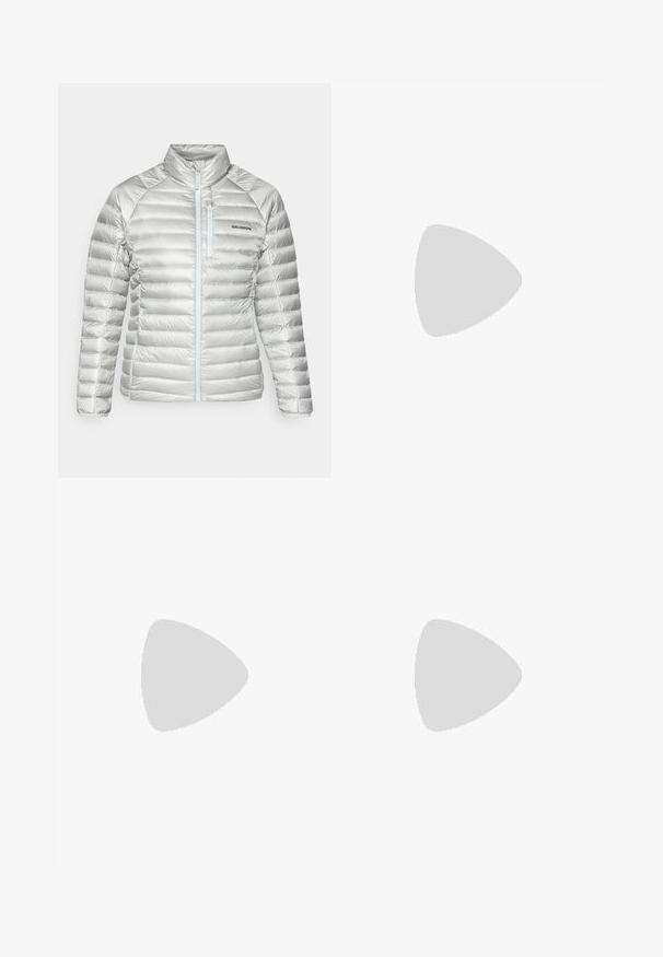 Silberne Pufferjacke mit horizontaler Steppung, hohem Kragen, Frontreißverschluss und einer Reißverschlusstasche auf der Brust. Mit einem Logo auf der linken Seite.; Weißes Langarmhemd aus strukturiertem Stoff mit einer beigen aufgesetzten Tasche, die einen Kordelzug und ein Logo trägt.; Schwarze Outdoor-Hosen aus strapazierfähigem Material. Verfügen über Reißverschlusstaschen, verstärkte Knieeinsätze und ein gerades Design für Beweglichkeit.; Schwarzer Wanderschuh mit einer strukturierten Oberfläche, Schnürverschluss und einer massiven Gummisohle, die auf der Seite ein ausgeprägtes Logo sowie Profilmuster zeigt.