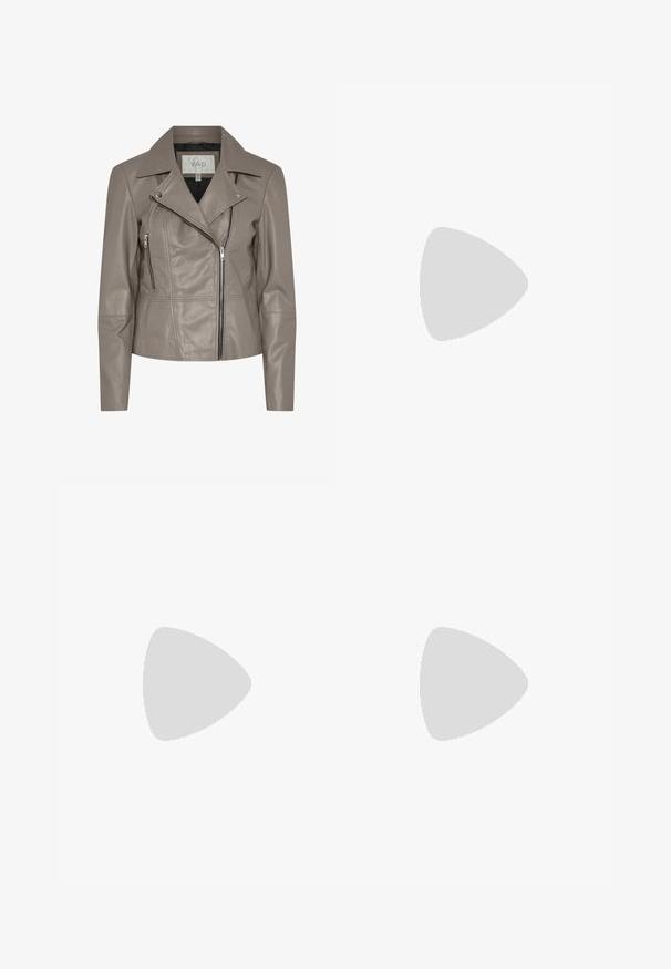 Veste de motard en simili cuir taupe avec un col cranté, une fermeture éclair à l'avant et des poches latérales, et des manches longues. Texture lisse avec des détails de couture.; Trois hauts à manches longues empilés : noir, gris et blanc. Chacun a un col rond et un design court avec un tissu lisse et léger.; Pantalons évasés noirs en tissu extensible, dotés d'une taille haute et de jambières évasées avec des fentes latérales pour plus de liberté de mouvement.; Ballet flat en suédine beige avec un embout rond en cuir noir, petit talon et texture lisse, présentant des coutures minimales et un design épuré.