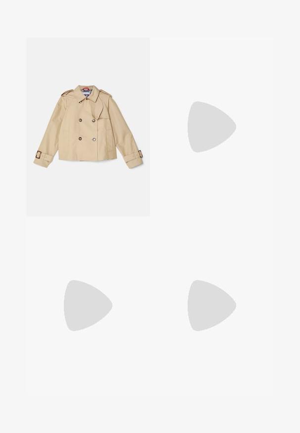 STUDIO ID ISLA SHORT TRENCH COAT - Viegla jaka - camel; Tumši zilu adītu džemperi ar apaļu izgriezumu un trīs ceturtdaļu raglanu piedurknēm. Tam ir teksturēts raksts un neapstrādāti apakšmalas akcenti.; Gai zilo platā kāju džinsu bikses, kas izgatavotas no denima, ar divām aizmugurējām kabatām, augstu jostasvietu un nedaudz nolietotu apakšmalu.; Bēšas augstpapēžu sandaļi ar pītas faktūras dizainu, kas ietver dekoratīvu ziedu un potītes siksnu. Kvadrātveida papēdis nodrošina stabilitāti.