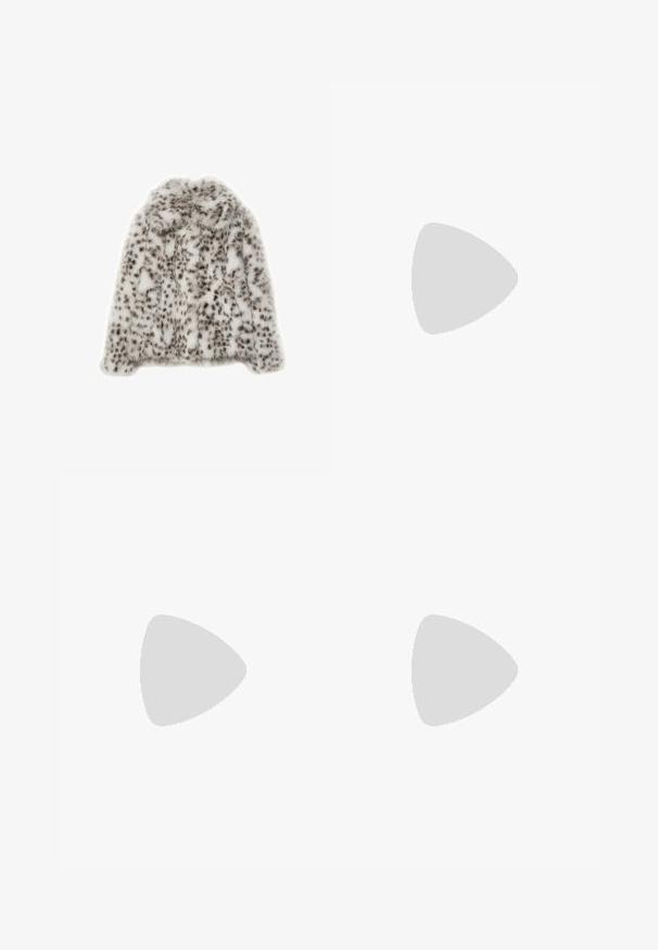 Faux fur jakke i hvid med sorte leopardpletter, med en blød tekstur, rund halsudskæring og lange ærmer. Ingen synlige lukninger.; Afskåret, lysegrå striktrøje med højt krave og ribbede manchetter, prydet med teksturerede kabelmønstre ned ad ryggen og siderne.; Bredde ben-bukser i en lys beige farve, lavet af et glat stof. Har en klassisk talje og flad front med rene linjer.; Brune ruskinds Chelsea støvler med elastiske sidepaneler og en tyk, struktureret platåsål. Har en strop bagpå til nem påtagning.