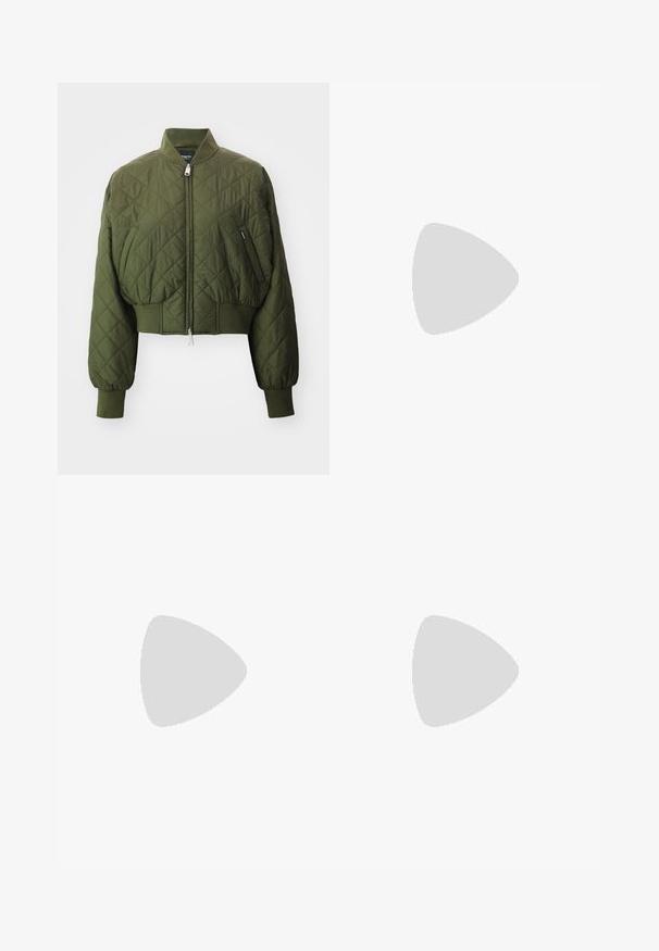 Tume roheline külgõmmeldud bomber-jakk kõrge kraega, ees tõmblukk, soonilised mansetid ja lühike disain. Omab diagonaalset õmbluse aktsenti.; Mustard ribaga lõhikuga crop top, millel on ümar kaelus ja ilma varrukateta disain. Valmistatud pehmest ja venivast kangast, millel on puhtad äärised.; Mustad, põlveliigist ulatuvad püksid, mis on valmistatud kerge kangaga. Elastne vöökoht ja sile tekstuur, sirge jala disain. Ei mingeid nähtavaid detaile ega mustreid.; Must muströöp musta patentnahk king, millel on terav varvas, väike konts ja silmatorkav väikese vööga kaunistus peal. Sile tekstuur ja elegantne disain.; Must mustra kott, millel on unikaalne fännikujuline disain, millel on lapikud käepidemed. Pinna tekstuur on kivikujuline ja disain on minimalistlik.