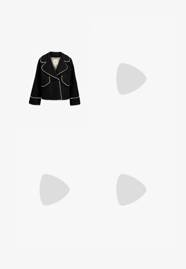 Chaqueta negra hecha de tela texturizada con ribete blanco. Las características incluyen un cuello con solapa, dos bolsillos delanteros y un diseño corto.; Top corto negro de canalé con cuello redondo y diseño sin mangas. Fabricado en una tela suave y elástica, cuenta con bordes limpios y rematados.; Vaqueros de denim negro con cintura alta, diseño de pierna recta, cinco bolsillos y cierre de botón. Presentan un ligero desvanecimiento y sin adornos.; Botas negras hasta el tobillo con un upper sintético suave, paneles laterales elásticos, una lengüeta y una suela de goma gruesa.