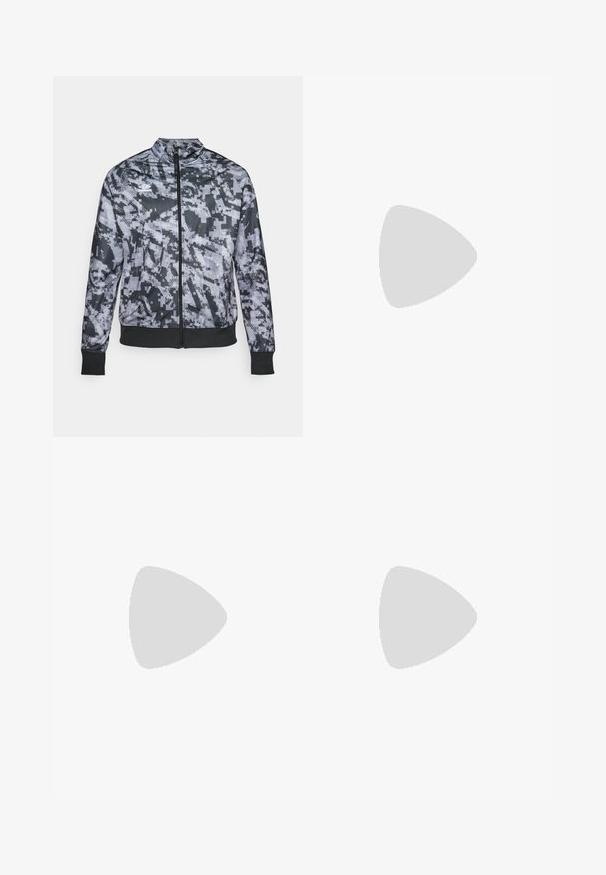 Grå camouflagemønstret zip-up jakke med ståkrave, sorte manchetter og talje, med en glat tekstur og subtile geometriske mønstre.; Lys beige t-shirt med en sort, ribbet rund hals og korte ærmer. Har tre sorte striber på venstre bryst og ærmeskanten.; Hvide sportsshorts med elastisk talje og justerbar snor. Glat stof med en diskret tekstur, der har sidelommer.; Letvægtige løbesko i lys blå med sorte striber. Har en glat overdel, rund tå og tyk hvid mellemsål mærket "LIGHTSTRIKE PRO."