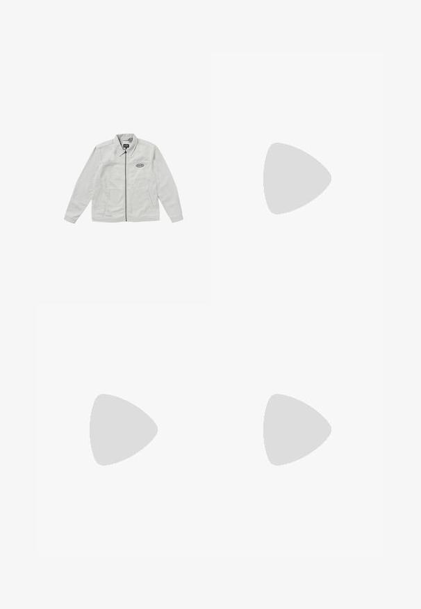 Lichtgrijze zip-up jas met een kraaghals, twee voorzakken en een geborduurd logo op de borst. Katoenen materiaal, soepele textuur.; Zwarte katoenen t-shirt met korte mouwen, een ronde halslijn en een linkse borstzak met een vierkante logo patch. Eenvoudig en ongecompliceerd ontwerp.; Zwarte denim broek met een rechte pasvorm, voorzien van voorzakken, een rits en een enkele bovenste knoop. Gestructureerde stof met een matte afwerking.; Zwarte sport sneakers met glanzende en mesh texturen, voorzien van een dikke zool en veters, gecombineerd met losse olijfgroene cargobroeken.