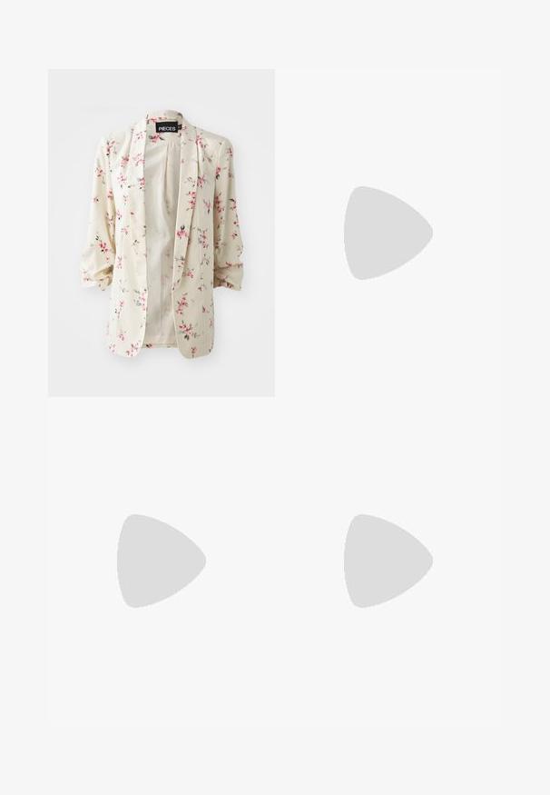 Kwiatowa marynarka w kremowym materiale, z różowymi i zielonymi wzorami kwiatowymi, otwarty przód oraz rękawy o długości trzech czwartych, o miękkiej fakturze.; Trzy bluzki z długim rękawem ułożone jedna na drugiej: czarna, szara i biała. Każda z okrągłym dekoltem i skróconym fasonem, wykonana z gładkiego, lekkiego materiału.; Czarne legginsy w stylu dzwonów wykonane z elastycznej tkaniny. Posiadają szeroki pas i gładką teksturę, z dopasowanym krojem, który rozszerza się ku dołowi.; Szare zamszowe trampki z białymi sznurówkami, czarnymi paskami i białą gumową podeszwą. Posiadają okrągłe logo na języku oraz gumową podeszwę.