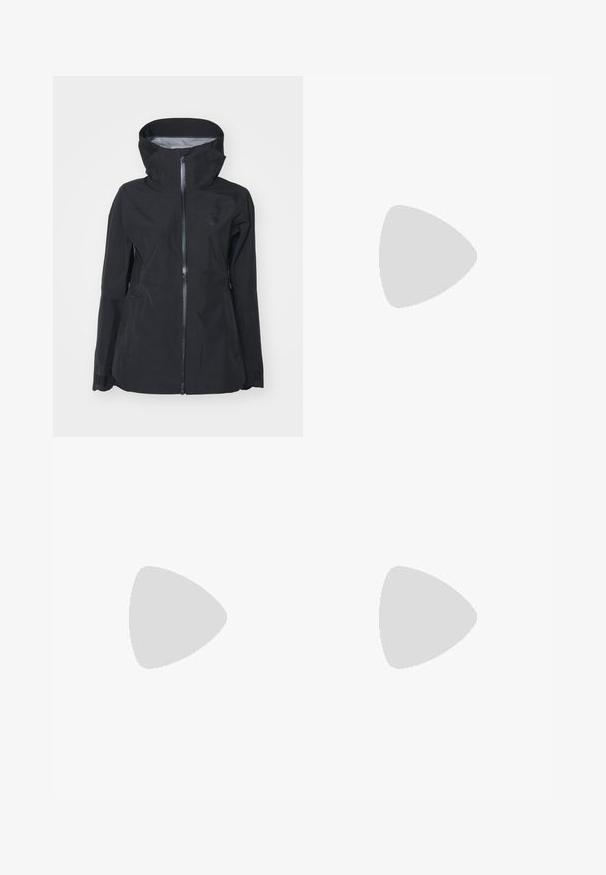 Schwarze wasserdichte Jacke mit hohem Kragen und verstellbarem Kapuze. Verfügt über einen zentralen Reißverschluss, Belüftungsnähte und Seitentaschen. Glatte Textur.; Weißes, kurzes T-Shirt aus Baumwolle mit Rundhalsausschnitt und kurzen Ärmeln. Mit einem schwarzen Logo auf der linken Brust.; Graue Stretchhosen im Slim-Fit mit zwei seitlichen Reißverschlusstaschen und einem Knopfverschluss. Glatte Textur und schmal zulaufende Beine.; Dunkelblaue Wanderschuhe mit strukturiertem Mesh, Schnürsenkeln und Gummisohlen, kombiniert mit dunklen Hosen, vor einem sandigen, felsigen Hintergrund.