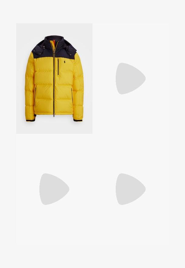 Doudoune avec un corps jaune et une partie supérieure noire, fermeture éclair, poches latérales et un accent logo sur la poitrine.; Sweatshirt vert avec un col arrondi, comportant un texte brodé jaune "Ralph’s Garage" et des détails à damier. Matière en mélange de coton.; Pantalons cargo noirs avec taille élastique et cordon de serrage. Comprend des poches latérales et des poignets ajustables avec arrêts. Fabriqué en tissu léger.; Baskets en cuir noir avec des perforations, bout rond, semelle plate en caoutchouc et un accent de logo blanc sur le côté. Design classique à lacets.