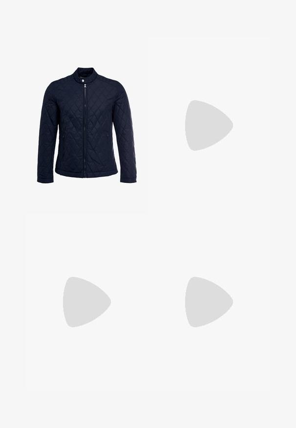 Veste matelassée bleu marine avec col montant, fermeture éclair sur le devant et deux poches latérales. Le matériau a une texture lisse avec des motifs en losange.; Chemise à rayures bleues et blanches à manches longues en coton, dotée d'un col boutonné, de boutons sur le devant et d'un petit logo brodé sur la poitrine.; Pantalon beige avec une texture lisse, coupe droite, deux poches arrière avec boutons, et une taille standard.; Baskets en suède bleu marine avec une silhouette basse, un bout rond et une semelle en caoutchouc beige contrastante. Présente des lacets ton sur ton et une doublure en textile douce.