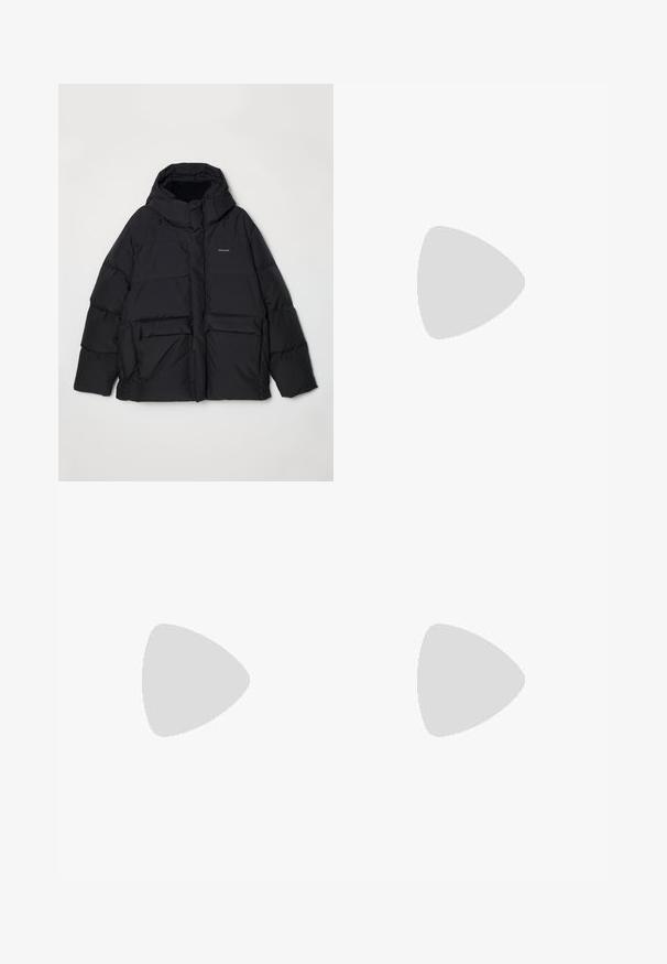 Holzweiler DOVRE JACKET - Pūkinė striukė - grey; Balta medvilninė marškinėlių, su trumpomis rankovėmis, apykaklė nei per aukšta, nei per žema, ir mažas pilkas logotipas kairėje krūtinės pusėje. Lygi tekstūra.; Juodos plačios kelnės pagamintos iš minkštos medžiagos. Savybės: elastinga juosmens dalis, lygi tekstūra ir paprastas, modernus dizainas be raštų.; Juodas pintas slip-on tipo batelis su lygiu odiniu akcentu viršuje, apvalios nosies dizainas ir žemas guminis padas.