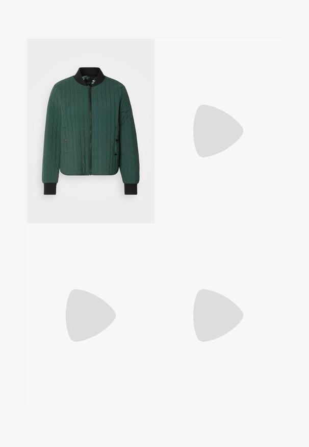 Scotch & Soda REVERSIBLE QUILTED - Bomber stiliaus striukė - amsterdam green; Balta trumpa rankovė T-marškiniai, pagaminti iš minkštos medvilnės. Charakterizuojami apvali kaklo iškirpte ir laisvu siluetu. Švarus dizainas be matomų raštų ar akcentų.; Balti plačios kelnės, pagamintos iš minkštos medžiagos, su raišteliu liemens srityje ir glotnia tekstūra. Nėra matomų raštų ar puošmenų.; Šviesiai rožiniai slingback baleto bateliai su smailiu pirštu, pagaminti iš lygios odai panašios medžiagos. Yra išpjovimų detalės šonuose ir plokščias kulnas.