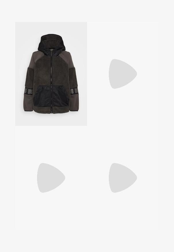 UGG CARRABELLA JACKET - Fleecejacka - ink/multi; Svart kortärmad ribbad T-shirt i mjukt tyg, med en liten vit Nike-logga på bröstet och klassisk rund halsringning.; Svarta sweatpants med dragsko i midjan, ficka med blixtlås på sidan och avsmalnande muddar. Tillverkade av mjukt, texturerat tyg.; Vita lädersneakers med perforerad tå, silverdetaljer och snören. Bärs med vita randiga strumpor och beige byxor på en gul bakgrund.