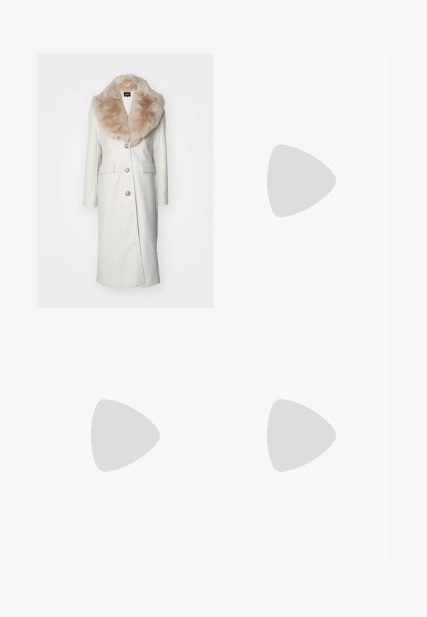 ONLY ONLLIVA NANCY LIFE COAT - Manteau classique - whitecap gray melange; ONLY ONLKATIA SADDLE ROLL NECK - Pullover - whitecap gray melange; Jupe crayon en tricot de couleur beige clair, avec une taille côtelée, coupe ajustée et fente latérale pour faciliter le mouvement. Texture douce, design minimal.; Bottines en cuir suédé marron avec des panneaux latéraux élastiques et un talon bloc noir. Portées avec une jupe en denim bleu clair dotée d'une fente sur le côté.