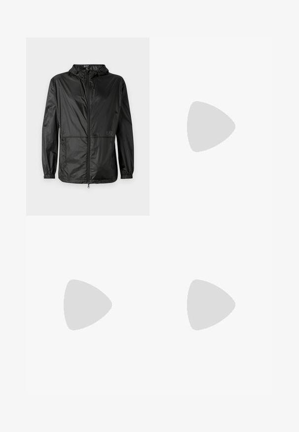 Svart lett jakke med hette, med hel frontglidelås, elastiske mansjetter og en glatt, glitrende tekstur. Logo trykt på forsiden.; Hvit bomulls t-skjorte med rund hals og korte ermer, med en gullfarget EA7 Emporio Armani-logo trykket på fronten.; Sorte treningsshorts laget av mykt stoff, med elastisk midje og en liten gul EA7-logo nederst på venstre ben.; Hvite lærersneakers med en jevn overflate, rund tå, flate lisser og en teksturert såle. Har en subtil logo på hælen.