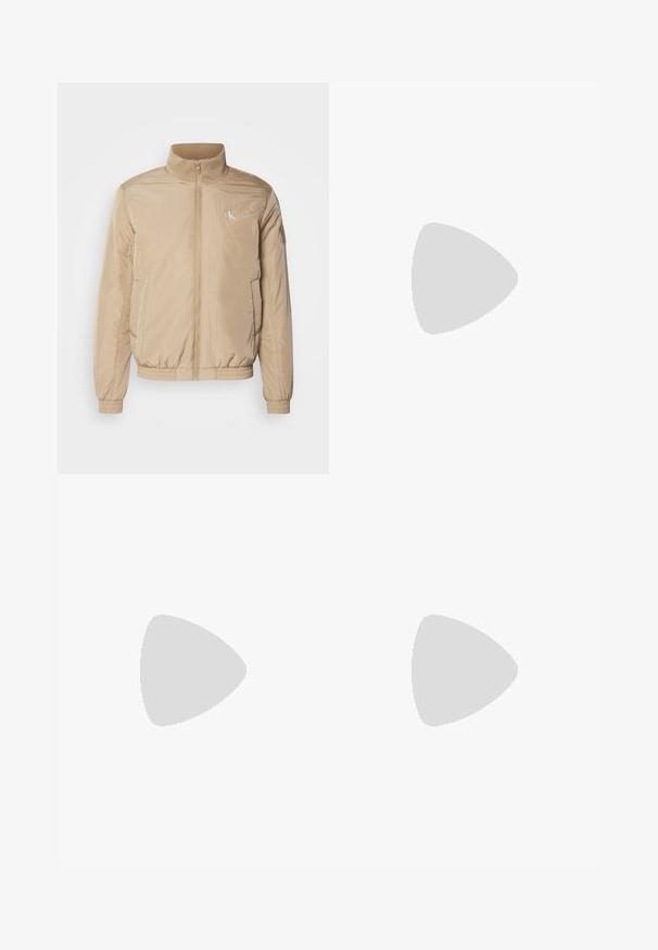 Gaiši brūns zip-up mētelis, kas izgatavots no viegla materiāla. Iekļauj stāvošu jaku, elastīgas piedurknes, sānu kabatas un logo kreisajā krūšu pusē.; Baltas kokvilnas T-krekls ar melnu "CK" logo un tekstu "Calvin Klein Jeans", īsām piedurknēm un klasisku apaļu kakla izgriezumu.; Zili denimi džinsi ar šauru piegriezumu, vidējas augstuma jostasvietu, piecu kabatu dizainu, izbalinātu mazgāšanu un vieglu nodilumu priekšpusē un aizmugurē.; Melnas pārgājienu kurpes ar slāņotu dizainu, teksturētu audumu un gumijas zoli, ar nostiprinātām vietām un auklām priekšā.