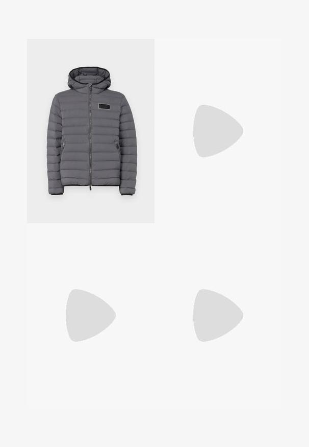 EA7 Emporio Armani GIACCA PIUMINO - Piumino - iron gate; T-shirt bianco in cotone con scollatura rotonda e maniche corte, con il logo oro EA7 Emporio Armani stampato sul fronte.; Pantaloni sportivi neri realizzati in tessuto morbido, con vita elastica e un piccolo logo EA7 giallo sulla parte bassa della gamba sinistra.; Sneaker in pelle bianca con una finitura liscia, punta rotonda, lacci piatti e suola testurizzata. Presenta un logo discreto sul tallone.