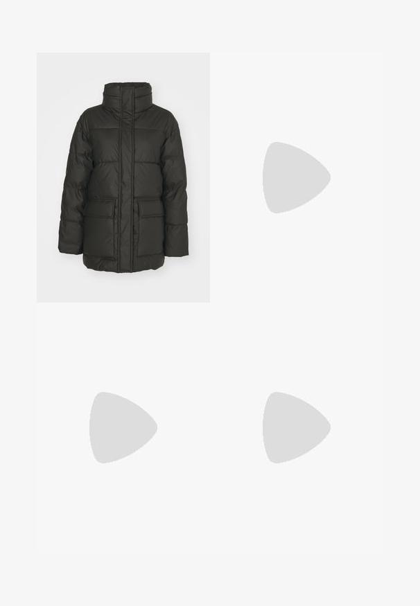 Jachetă puffer verde închis cu guler înalt, cusături verticale, două buzunare frontale și textură matlasată. Design ușor și izolat.; Tricou scurt, alb, din bumbac, cu mâneci scurte, decolteu rotund și margine dreaptă, având o textură netedă și un design minim.; Pantaloni de trening bej deschis, confecționați dintr-un material moale, având o talie cu șnur, picioare largi și cusături verticale, cu o textură netedă.; Adidași platformă albi, cu un superior neted asemănător cu pielea, formă rotunjită, guler căptușit și talpă din cauciuc texturată cu borduri bine definite.; Geantă bej din material moale, cu un design lejer, detalii cusute și două bretele pentru umăr. Potrivită pentru utilizarea zilnică.