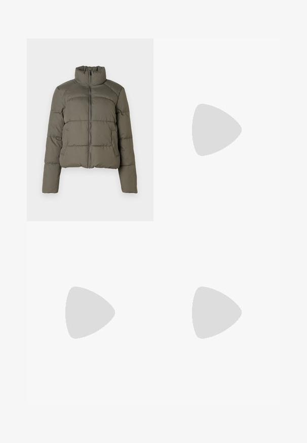 Olivgrön vadderad jacka med hög krage, full frontdragkedja och sidofickor mot en enfärgad ljus bakgrund.; Mörkblå denim ärmlös topp med breda axelband, knäppning fram, åtsittande midja och lätt peplumslut, märkt GAP.; Vida byxor i mörkgrått tyg, med hög midja, enkla veck och en mjuk yta med en ren finish vid fållen.; Svarta läder slingback klackar med spetsig tå, liten kittenklack och en dekorativ knutdetalj på framsidan. Slät textur hela vägen.; Grå ribbad crop top och olivgrön högmidjad kjol. Modellen håller en vit axelremsväska med utskärningar. Enkelt design, tight passform.