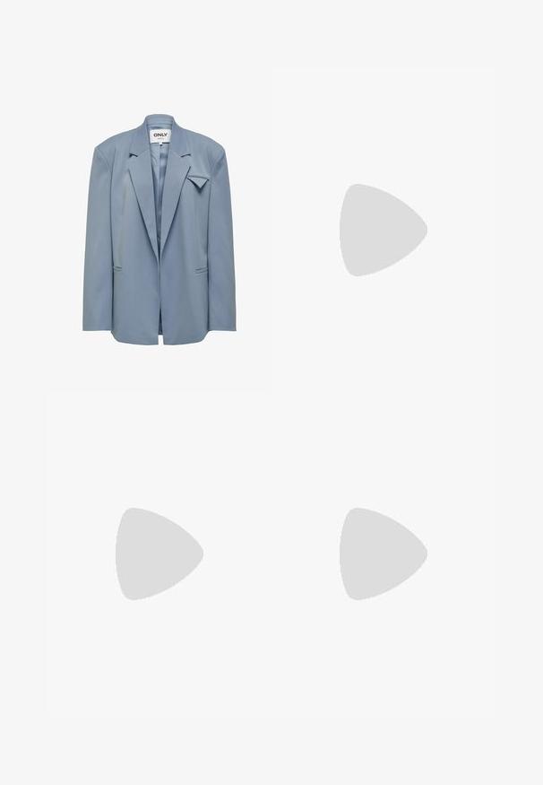 ONLY JOSHA LS EXTRA CC TLR - Halflange jas - windward blue; Zwarte T-shirt van katoen, met korte mouwen over een witte lange mouw laag met een subtiel textuurpatroon. Ronde hals ontwerp.; Zwarte geplooide broek met een elastische tailleband. Beschikt over wijde pijpen en een glad, gestructureerd stof met verticale strepen.; Zwarte enkellaarsjes van soepel leer met elastische panels, een dikke plateauzool en een metalen neuskap.