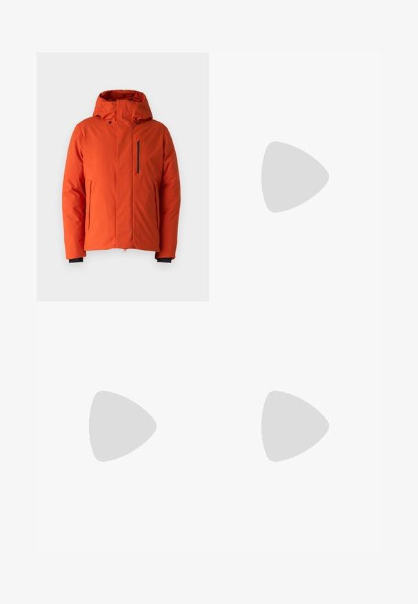 Save the duck ULMUS - Zimska jakna - maple orange; Temno modra polo majica z kratkim ovratnikom, žepom na prsih in vezenim logotipom. Narejena iz mehkega, teksturiranega materiala.; Bež cottone hlače s ravnim krojem, ki imajo gumbasto zapiranje in nabore spredaj za dodatne detajle.; Beli in svetlo bež športni copat, s mrežastim zgornjim delom, perforiranimi detajli in teksturirano srednjim delom z blagovno znamko na peti.