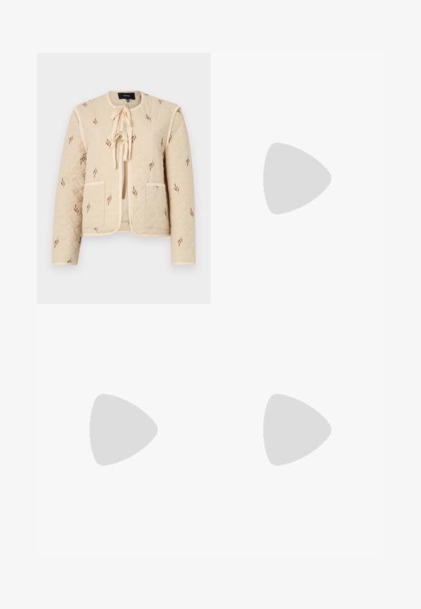 Giacca beige trapuntata con chiusura a cravatta e tasche frontali, caratterizzata da delicati ricami di foglie marroni sul tessuto. Accentuata da rifiniture crema.; T-shirt nera oversize con una grafica di un orso e la scritta "NON CARINA MA SELVAGGIA" in grassetto, lettere bianche. Materiale in cotone.; Jeans azzurri chiari a vita alta realizzati in denim. Presentano gambe larghe, due aree strappate sulle ginocchia e il classico styling a cinque tasche.; Sneaker alta in tela bianca con suola in gomma nera, punta in gomma frontale e sei asole per i lacci, caratterizzata da un design pulito e minimalista.