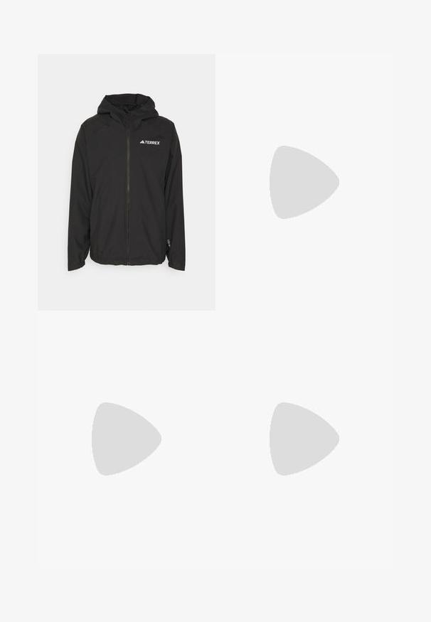 Adidas Terrex MULTI TWO-LAYER RAIN.RDY - Regnjakke / vandafvisende jakker - black; Sort kortærmet t-shirt lavet af bomuld, med rund halsudskæring og et lille hvidt logo på den øverste venstre brystområde.; Sorte atletiske bukser lavet af letvægtsstof, med en snor i taljen, sidelommer og tapered manchetter ved anklerne.; Sort trail løbesko med en struktureret overdel, gummisål og forstærket tåhætte. Har en polstret krave og en pull-tab til nem påtagning.