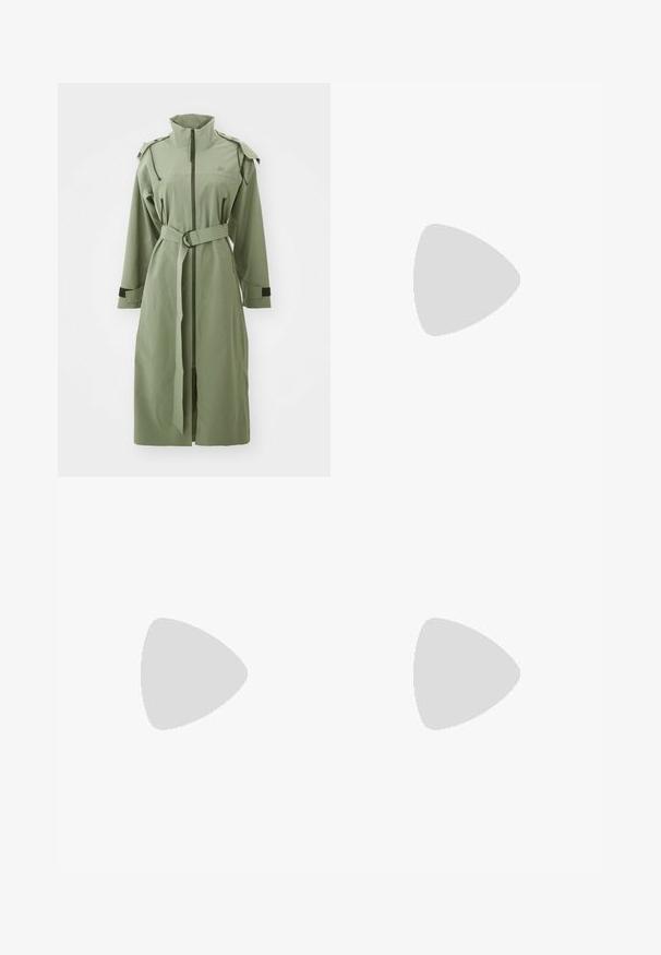 Groene middelhoge jas van lichtgewicht stof, met een hoge kraag, ritssluiting aan de voorkant, riem en schouderepauletten.; Zwarte coltrui gemaakt van lichte brei stof. Heeft lange mouwen, een aansluitend design en een zachte ribbeltextuur.; Zwarte high-waisted jeans van denim, met een recht gesneden ontwerp, voorkv pockets, een ritsgulp en een metalen knoopsluiting.; Zwarte leren enkellaarzen met elastische zijkanten, dikke zwarte plateauzolen en stiksels, met een instaplus voor eenvoudig aan- en uittrekken.
