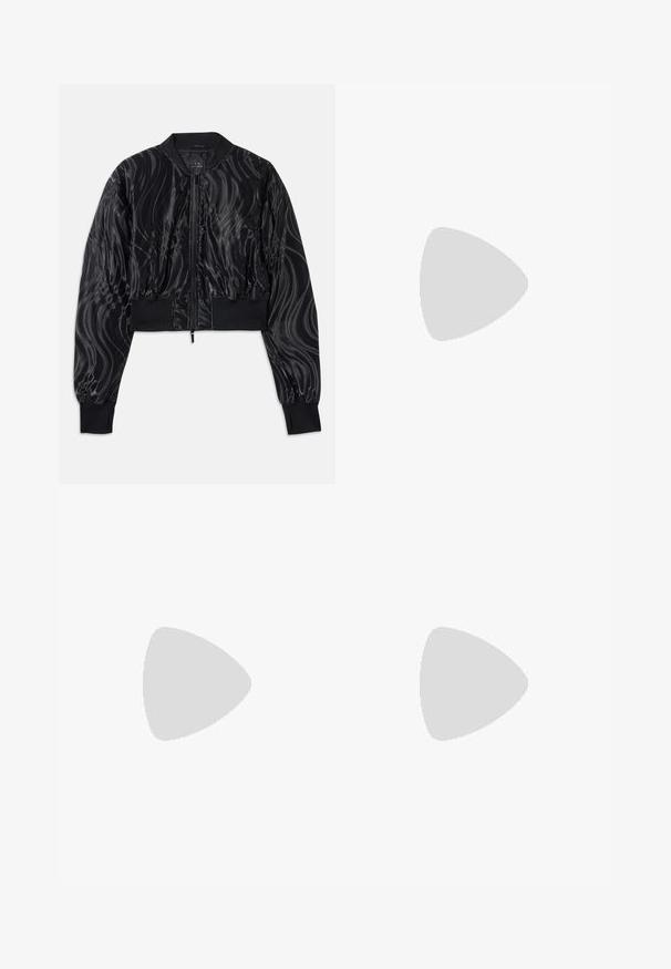 Kort svart bomberjacka med ett glänsande, virvlande mönster, ribbade ärmslut och midjeband, samt dragkedja fram.; Svart stickad midiklänning med korta ärmar, prydd med ett geometriskt mönster och rund halsringning. Slät textur och figursydd silhuett.; Svart slingback-pump med spetsig tå, glansigt läderfinish och en liten klack med guldaccent. Snygg design med öppen bak.; Svart läderhandväska med quiltat mönster, silverkedjesnor och en framträdande silver "AX"-logotyp på framsidan. Kompakt rektangulär form.