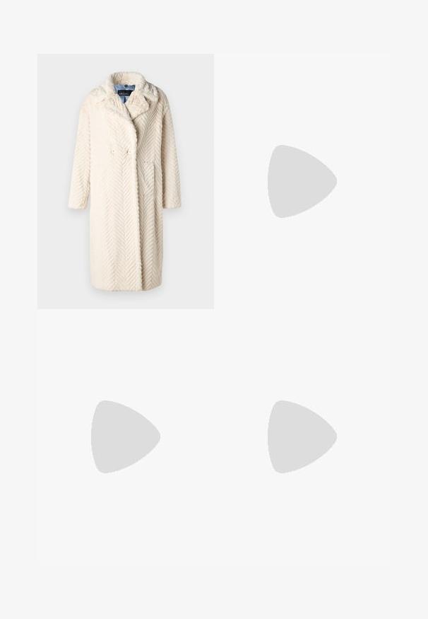 Cremfarbener Kunstfellmantel mit einem Fischgrätmuster, doppelter Knopfleiste, Reverskragen und seitlichen Taschen.; Schwarzes Baumwoll-T-Shirt mit Rundhalsausschnitt, kurzen Ärmeln und aufgesticktem Logo auf der Brust. Einfacher, lässiger Schnitt ohne Muster.; Schwarze weite Hose mit hohem Bund und Gurt. Sie hat eine glatte Textur und klare Linien und ist für eine lockere Passform konzipiert.; Schwarzer Leder-Slingback-High-Heel-Schuh mit spitzem Zeh, glatter Textur und schmalem Knöchelriemen, der mit goldenen Hardware-Akzenten verziert ist.