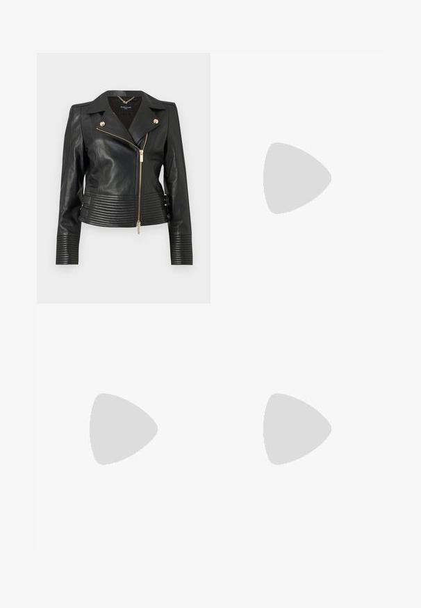 MARCIANO BY GUESS PEGGY JACKET - Lederjacke - jet black; Cremfarbener Baumwoll-T-Shirt mit kurzen Ärmeln, mit einem braunen gestickten Logo und Schriftzug auf der Vorderseite.; Beige weite Hosen aus Baumwollmischgewebe. Sie haben eine glatte Textur, einen elastischen Bund und eine seitliche Knopfdetail.; Schwarze Absatzsandalen aus glattem Leder, mit quadratischer Zehenpartie, Knöchelriemen und einem goldfarbenen Akzent an der Vorderseite.